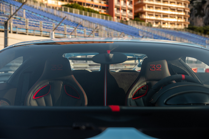 Số 32 trên Bugatti Chiron Pur Sport được sơn thủ công nhằm đem tới một ý nghĩa đặc biệt cho chiếc Hypercar đến từ Pháp. Thương hiệu cũng đã tạo ra hai màu sơn ngoại thất mới nhằm tri ân huyền thoại của giải đua Grand Prix của thập niên 20 và 30.