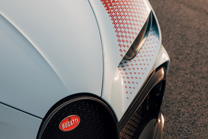 Đội ngũ Bugatti Sur Mesure cũng đã phát triển họa tiết sơn “EB” mờ dần mới và được bày trí lên thân xe một cách thủ công. Khoang nội thất cũng được bọc da màu đen cùng họa tiết “EB” màu đỏ được thêu chìm một cách tỉ mỉ trên các tấm cửa xe. Họa tiết này đều được thiết kế và hoàn thiện một cách tỉ mỉ bởi đội ngũ Bugatti Sur Mesure.