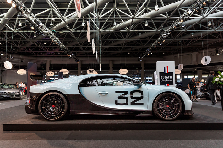 Ông Hendrik Malinowski, giám đốc điều hành Bán hàng và Tiếp thị của Bugatti nhận xét: “Trong nhiều năm, chúng tôi đã làm việc với khách hàng của mình để tạo ra tầm nhìn cá nhân của riêng họ về chiếc Hypercar tuyệt đỉnh. Đó luôn là một quy trình được thiết kế riêng nhưng khi ngày càng có nhiều khách hàng của chúng tôi yêu cầu những tính năng tùy chỉnh chi tiết và phức tạp, việc ra mắt chương trình cá nhân hóa Bugatti Sur Mesure sẽ đảm bảo việc chúng tôi có thể đáp ứng mong muốn của khách hàng với mức độ hoàn hảo theo yêu cầu của một chiếc Bugatti.”
