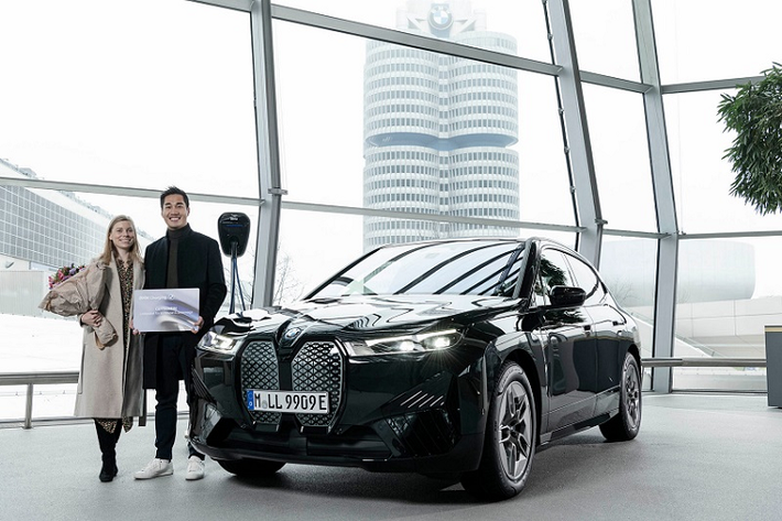 Theo công bố của hãng xe sang BMW, doanh số toàn cầu của hãng trong năm 2021 đạt 2,2 triệu xe, vượt mặt thương hiệu đối thủ Mercedes-Benz (có tổng doanh số 2,05 triệu xe trên toàn cầu trong năm qua).