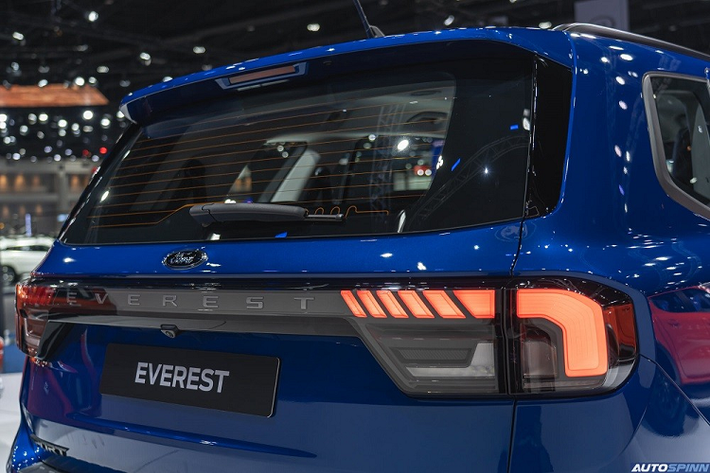 Đằng sau Ford Everest Sport 2022 xuất hiện đèn hậu LED và cảm biến đá cốp tiện dụng. Nằm thấp bên dưới cửa cốp là logo "Sport" màu đen giống ở bên sườn xe.