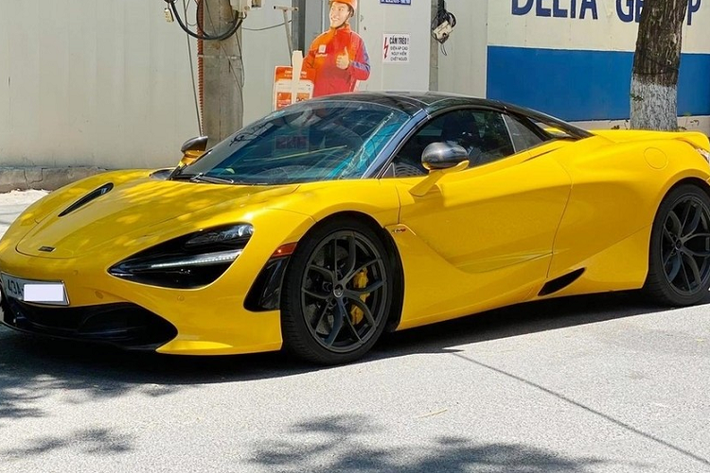 Trong số hơn 8 chiếc McLaren 720S Spider mui trần đang lăn bánh tại dải đất hình chữ S này chỉ có 2 chiếc được cho ra đầu số 43A. Trong đó, một xe đã được chủ nhân bán lại và giới mê xe không rõ chiếc McLaren 720S Spider này hiện đang cư trú ở đâu. Khá may mắn là một video mới đây xuất hiện trên mạng xã hội Tik Tok đã cho biết tung tích của McLaren 720S Spider màu vàng mang biển số 43A này.