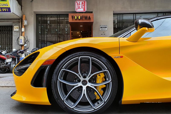 Chiếc xe McLaren 720S Spider đầu tiên về nước vào tháng 11 năm 2019 và người sở hữu là 1 doanh nhân kín tiếng ở Đà Nẵng. Khá thú vị là chiếc xe McLaren 720S Spider thứ 2 về dải đất hình chữ S sau đó cũng được 1 đại gia chơi lan đột biến ở Đà Nẵng mua về để làm quà tặng sinh nhật cho con trai.