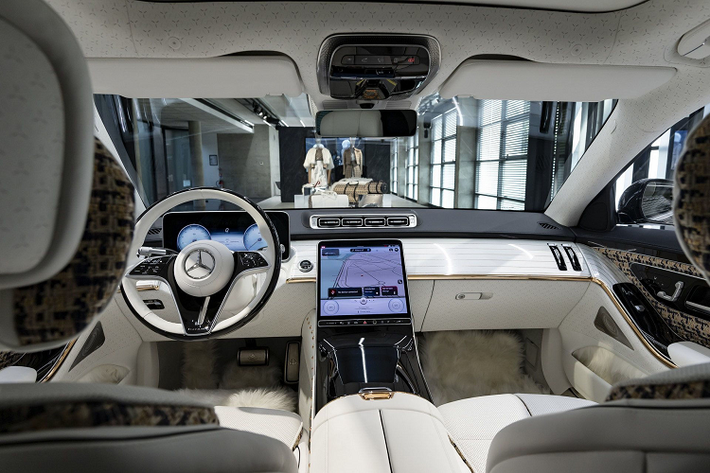 Với tinh thần này, chiếc Mercedes-Maybach S-Class siêu sang đã được sửa đổi, cá nhân hóa rất nhiều về màu sắc cũng như các chi tiết trang trí lấy cảm hứng mạnh mẽ từ thời trang. Ngoại thất xe được sơn hai tông màu, phần trên được sơn màu xanh nước biển sẫm, phần dưới được sơn màu vàng hồng đặc biệt. Ngoài ra, bộ mâm đặc biệt của S-Class Maybach cũng được sơn màu xanh giống tông màu kết hợp ở phần trên của xe.