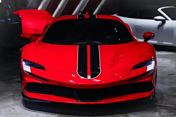 Mới đây nhất, để giúp chiếc siêu xe Ferrari SF90 Stradale của mình thật khác biệt trong kỳ nghĩ lễ 30/4 và 1/5 sắp tới đây, một đại gia kinh doanh lan đột biến đã cho xe đi thay áo mới nổi bật hơn.