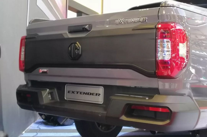 Ngoài ra, MG Extender 2022 còn có hệ thống đèn 2 tầng trên đầu xe với dải đèn LED định vị ban ngày kiêm đèn báo rẽ có thiết kế hẹp và nằm bên trên. Phía dưới là cụm đèn pha với 3 bóng LED đặt dọc và có tính năng tự động bật/tắt. Trong khi đó, cụm đèn hậu của xe được thiết kế hình chữ "C", ôm lấy cửa thùng hàng. Trái với đầu xe, thiết kế phía sau của mẫu xe bán tải này về cơ bản là giống với Maxus T60.