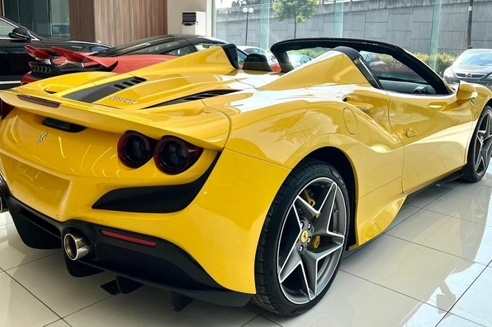 Trong số những showroom siêu xe thú vị nhất tại Việt Nam hiện nay, đang có nơi trưng bày sẵn những mẫu xe hot trên thế giới như McLaren 765LT bản giới hạn, Bentley Bentayga V8, Mercedes-AMG G63 và mới đây nhất là một chiếc siêu xe mui trần Ferrari F8 Spider đã được vận chuyển ra đây để chào hàng các đại gia ngoài Bắc.