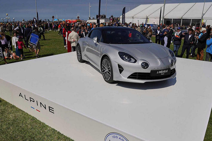 Theo cách riêng của từng biến thể, những chiếc Alpine A110 hứa hẹn sẽ đem tới những gì tinh túy nhất của thương hiệu. Cả ba phiên bản đều được trang bị động cơ tăng áp 4 xi-lanh, dung tích 1,8 lít đi kèm trang bị hộp số tự động 7 cấp Getrag ly hợp kép ướt. Phiên bản Alpine A110 thông thường là phiên bản cơ bản nhất đem lại cảm giác lái dễ chịu như một chiếc Berlinette với mức công suất vừa đủ để đem lại cảm giác thoải mái cho người lái.