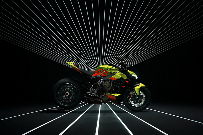So với phiên bản thông thường, Ducati Streetfighter V4 Lamborghini bản giới hạn này được thiết kế lại một số chi tiết như tấm chắn bùn phía trước, nắp bình xăng, ốp phần dưới và đuôi xe đã được thiết kế lại lấy cảm hứng từ Lamborghini. Lưới tản nhiệt, lỗ thông hơi và hốc gió cũng được thiết kế để gợi nhớ lại những chi tiết trên Huracan STO.