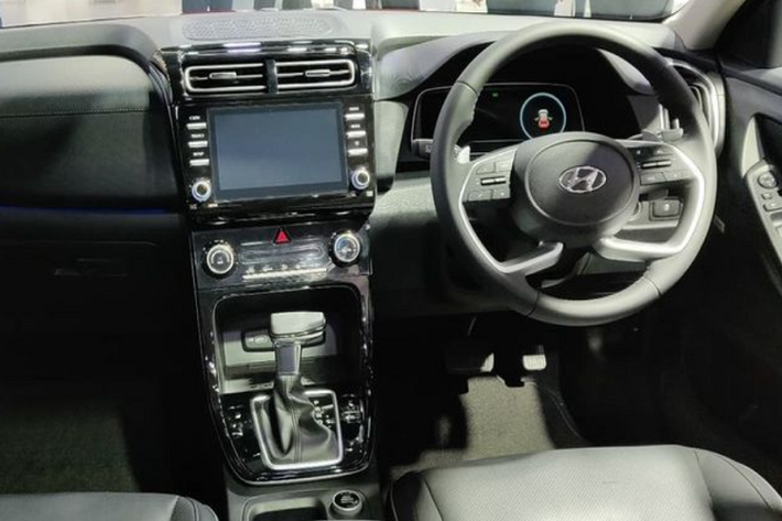 Tại thị trường Indonesia, chiếc SUV cỡ B được bổ sung nhiều trang bị giống trên Tucson thế hệ mới, bao gồm: vô lăng 4 chấu, màn hình thông tin giải trí 8 inch tích hợp gọn gàng vào bảng điều khiển trung tâm, màn hình đa thông tin 10,25 inch sau vô lăng, hệ thống âm thanh Bose 8 loa, cửa sổ trời toàn cảnh Panorama và tính năng khởi động/ngắt máy từ xa thông qua ứng dụng Hyundai BlueLink trên điện thoại thông minh.