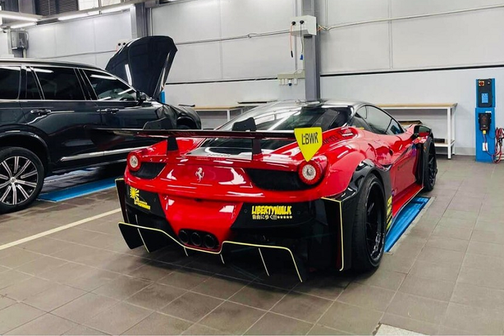 Nguyên bản "siêu ngựa" độ Liberty Walk này được chủ nhân của mình lựa chọn lớp sơn màu đỏ Rosso Corsa truyền thống của thương hiệu siêu xe lâu đời đến từ nước Ý, ngoài ra nó còn được làm đẹp toàn bộ phần ngoại thất với lớp decal vô cùng độc đáo.