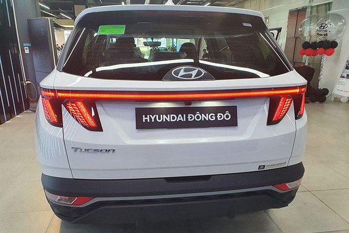 Hyundai Tucson 2022 bản 2.0AT tiêu chuẩn được trang bị đèn pha bi-halogen (3 phiên bản còn lại dùng đèn pha LED), đèn hậu phía sau full-LED. Xe sở hữu bộ mâm 17 inch, kích thước nhỏ hơn mâm 18 và 19 inch trên 3 phiên bản còn lại.