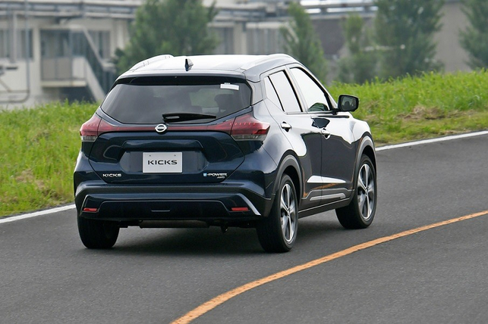 Cụ thể, Nissan Kicks 2022 mới ở Nhật Bản được trang bị hệ truyền động e-Power thế hệ thứ hai giống người anh em Note. Hệ truyền động này bao gồm máy xăng 3 xi-lanh, dung tích 1.2L với công suất tối đa 60 kW (khoảng 80 mã lực) và mô-men xoắn cực đại 103 Nm, đóng vai trò như máy phát điện để sạc pin cho xe.