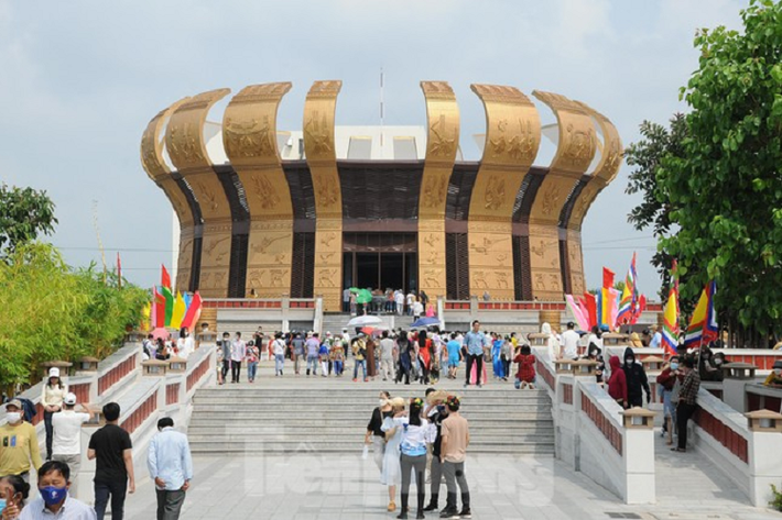 Đền thờ Vua Hùng ở Cần Thơ vừa khánh thành hôm 6/4, tọa lạc cạnh đường Võ Văn Kiệt (nối sân bay Cần Thơ với trung tâm thành phố) thuộc phường Bình Thủy, quận Bình Thủy.