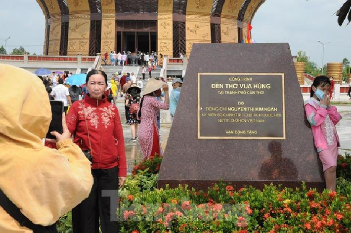 Đền thờ Vua Hùng tại Cần Thơ là công trình văn hóa cấp II, có tổng mức đầu tư gần 130 tỷ đồng từ nguồn xã hội hóa, khởi công xây dựng vào ngày 18/6/2019, hoàn thành sau 30 tháng thi công.
