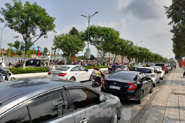 Từ sáng sớm đã có rất nhiều du khách đến đền thờ Vua Hùng ở Cần Thơ. Trong ảnh: Hàng dài phương tiện xếp hàng bên ngoài đền thờ Vua Hùng từ sáng sớm hôm nay.