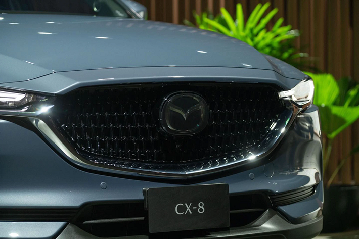 Tương tự như thị trường Việt Nam, Mazda CX-8 2022 tại Thái Lan được nâng cấp nhẹ diện mạo ngoại thất với lưới tản nhiệt phía trước thiết kế mới. Đi kèm với “dàn chân” hợp kim 19 inch thiết kế mới. Bên cạnh 2 màu sơn mới bao gồm: Vàng (Platinum Quartz Gold) có ở thị trường Việt Nam, trong khi màu Xám (Polymetal Gray) không có ở thị trường Việt Nam