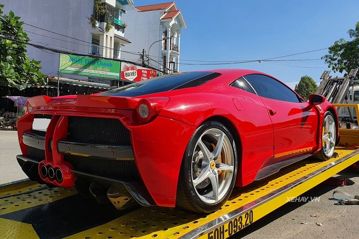 Với gói độ của Misha Designs, 458 Italia trở nên hấp dẫn và hầm hố hơn rất nhiều nhờ các vòm bánh xe mở rộng, nẹp sườn làm bằng sợi carbon, các cản va trước/sau tinh chỉnh hay nắp ca-pô sửa đổi.