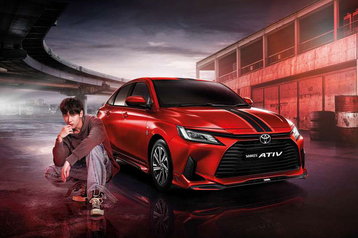 Khi mua Toyota Vios 2023 bản Premium Luxury, khách hàng Thái Lan có thể chọn các màu sơn ngoại thất như cam Orange Spicy Scarlet (mới), xám Urban Metal Gray (mới), bạc Silver Metal Stream Metallic, đen Attitude Black Mica, đỏ Red Mica Metallic và trắng Platinum White Pearl.