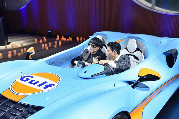Phải đến năm 2021, McLaren mới đưa tùy chọn kính chắn gió vào Elva, lúc này, nhiều đại gia châu Á và cả giới nhà giàu Đông Nam Á thở phào nhẹ nhõm vì có thể dễ dàng sở hữu xe hợp pháp, trong đó, có tay chơi Minh Nhựa hé lộ đặt mua siêu xe McLaren Elva phiên bản 3 không với giá 143 tỷ đồng.
