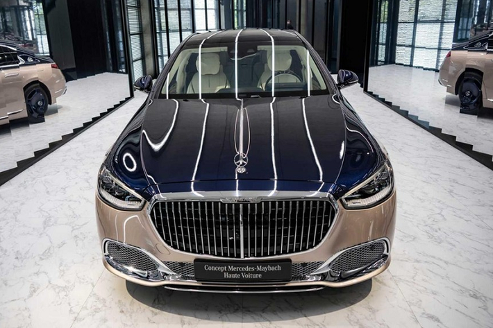 Một số người có thể cho rằng Mercedes không có một sản phẩm làm đối thủ trực tiếp với những mẫu xe siêu sang như Rolls-Royce Phantom và Bentley Flying Spur Mulliner. Tuy nhiên, bộ phận Maybach của công ty vẫn đang tiếp tục nỗ lực để trở thành một thương hiệu siêu sang thực thụ bằng những chiếc Mercedes-Maybach Haute Voiture mới.