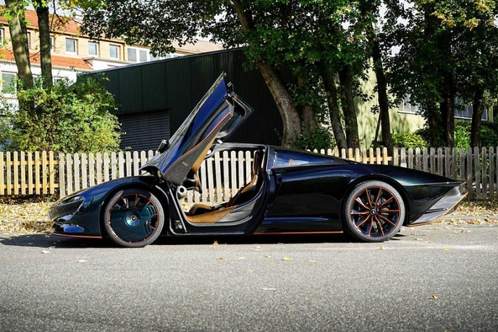 Tuy nhiên là ông bà ta thường có câu "của rẻ là của ôi" nên khi tìm hiểu về chiếc xe McLaren Speedtail được rao bán với các đại gia Việt mới thấy rõ những ẩn khúc đằng sau đó. Theo tìm hiểu, vào cuối năm 2020 chiếc xe hypercar 3 chỗ ngồi McLaren Speedtail này đã được rao bán với số tiền 4,8 triệu đô la, tương đương 108 tỷ đồng. Con số này chênh lệch 52 tỷ đồng so với giá xe McLaren Speedtail được công bố.