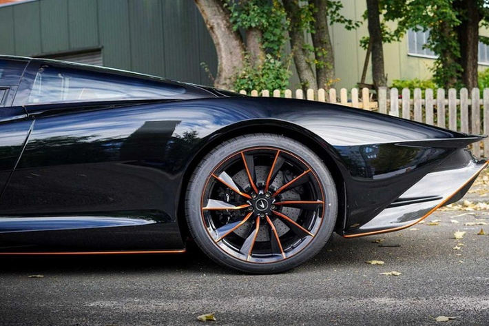 Siêu xe hypercar McLaren Speedtail sở hữu động cơ xăng V8, tăng áp kép, dung tích 4.0 lít, tạo ra công suất 746 mã lực và mô-men xoắn cực đại 799 Nm.