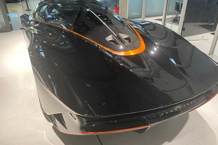 Chiếc xe hypercar 3 chỗ ngồi McLaren Speedtail được chào hàng đại gia Việt Nam sở hữu màu “Velocity” với nửa thân xe trước sơn màu xanh đậm nửa thân sau màu đen, cùng với đó là việc được trang điểm bằng gói kẻ viền “Perimeter Package” với các đường viền màu cam giúp xe tạo nên điểm nhấn, bộ đĩa che khí động học của bánh trước được làm bằng sợi carbon màu xanh.
