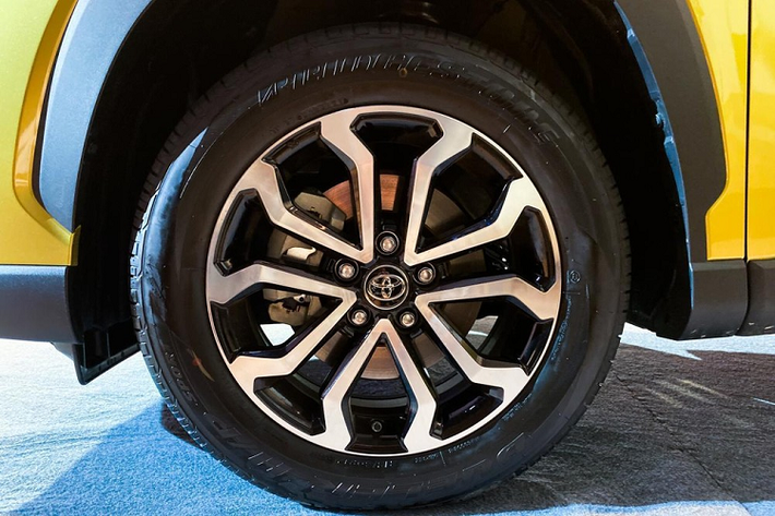 Khi có mặt trên thị trường Trung Quốc, Toyota Frontlander 2022 mới sẽ được bán song song với Corolla Cross. Nếu như Frontlander do liên doanh GAC Toyota lắp ráp thì Corolla Cross lại là sản phẩm của liên doanh FAW Toyota. Tương tự Toyota Corolla Cross, Frontlander cũng được phát triển dựa trên cơ sở gầm bệ TNGA. Tuy nhiên, Frontlander sở hữu thiết kế ngoại thất giống Corolla Cross bán tại Nhật Bản. Trong khi đó, Toyota Corolla Cross tại Trung Quốc lại giống xe đang bán ở Việt Nam.