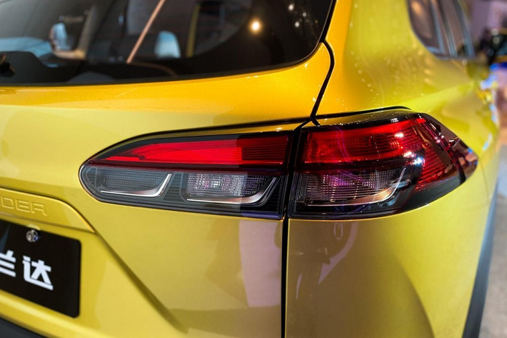 Bên trong xe, Toyota Frontlander 2022 được trang bị màn hình thông tin giải trí dạng cảm ứng 9 inch, nằm độc lập trên mặt táp-lô, hỗ trợ Apple CarPlay/HiCar/Baidu CarLife, vô lăng tích hợp phím chức năng và màn hình màu TFT 7 inch trong bảng đồng hồ. Ngoài ra, xe còn có cảm biến đá cốp, cửa sổ trời toàn cảnh, điều hòa tự động 2 vùng, ghế lái chỉnh điện, gương chiếu hậu chống chói và nút bấm khởi động máy.