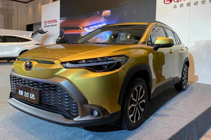 Được áp dụng ngôn ngữ thiết kế Urban Active mới, mẫu xe SUV Toyota Frontlander 2022 dễ gây ấn tượng với ngoại hình sắc sảo, chắn bùn trước/sau nổi bật, cụm đèn pha LED chia thành 2 tầng, tích hợp dải đèn LED định vị ban ngày và đèn hậu thanh mảnh.