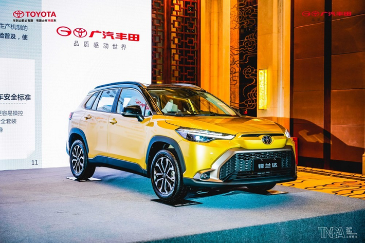 Tại triển lãm Ô tô Quảng Châu 2021 diễn ra vào tháng 11/2021, Toyota đã chính thức vén màn mẫu xe mới mang tên Frontlander. Đây chính là phiên bản đổi tên và đổi thiết kế của Toyota Corolla Cross. Sau 2 tháng, Toyota Frontlander 2022 đã chính thức được bày bán tại thị trường Trung Quốc. Giá xe Toyota Frontlander 2022 ở thị trường tỷ dân này dao động từ 125.800 - 169.800 Nhân dân tệ (khoảng 440 - 594 triệu đồng).