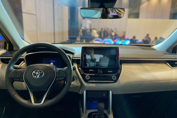 "Trái tim" của Toyota Frontlander 2022 là động cơ xăng 4 xi-lanh, hút khí tự nhiên, dung tích 2.0L, sản sinh công suất tối đa 171 mã lực và mô-men xoắn cực đại 205 Nm. Động cơ này đồng hành với hộp số biến thiên vô cấp CVT giả lập 10 cấp số và tiêu thụ lượng xăng trung bình 5,7 lít/100 km. Như vậy, mẫu xe này dùng động cơ hoàn toàn khác với Toyota Corolla Cross ở Việt Nam.