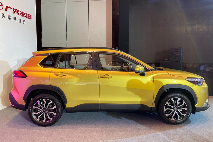 Tương tự Corolla Cross, Toyota Frontlander 2022 cũng có hệ thống an toàn chủ động Toyota Safety Sense. Nhờ đó, xe có hệ thống ngăn va chạm sớm, hỗ trợ bám làn đường, đèn pha tự động, hệ thống kiểm soát hành trình thích ứng và hệ thống lái tự động cấp độ 2. Cuối cùng là 7 túi khí tiêu chuẩn hoặc 9 túi khí ở bản cao cấp. Đáng tiếc là Toyota Frontlander 2022 chỉ dành riêng cho thị trường Trung Quốc.