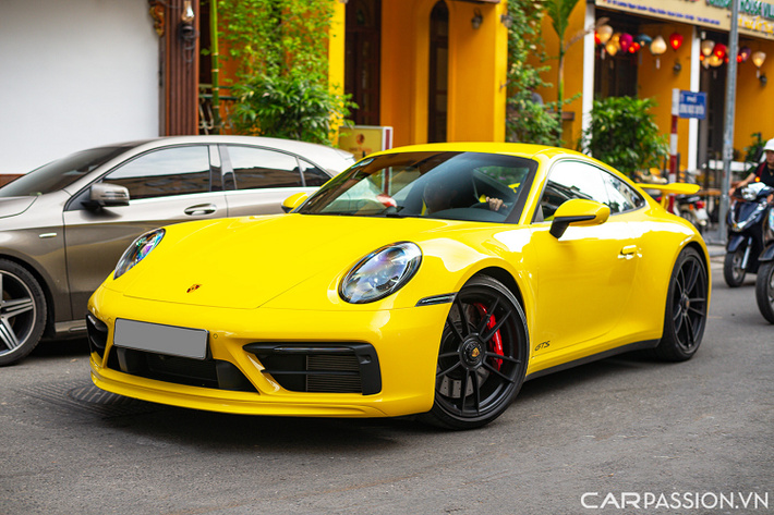 Hệ thống treo đặc biệt của GTS thừa hưởng từ phiên bản 911 Turbo và được tinh chỉnh, giúp xe vận hành chuẩn xác. Hệ thống treo chủ động của Porsche (PASM) được trang bị tiêu chuẩn cho phép bộ giảm xóc phản ứng tức thì với mọi tình huống.