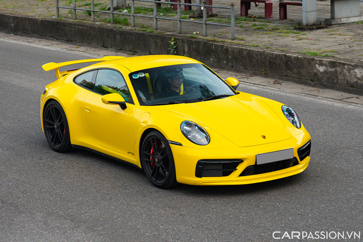 Trong dải sản phẩm của 911, phiên bản GTS được định vị nằm giữa hai bản S và Turbo. Trên phiên bản này, xe được trang bị nhiều chi tiết được dành riêng cho bản GTS như hệ thống treo chủ động của Porsche (PASM), hệ thống phanh hiệu suất cao được kế thừa từ phiên bản 911 Turbo, tất cả nhằm hấp thụ tối ưu động lực học phương ngang và dọc.