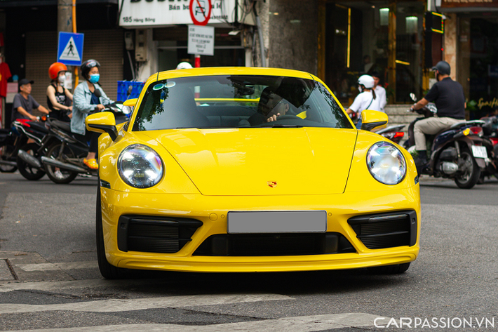 So với phiên bản Carrera S thông thường hay thế hệ 911 GTS tiền nhiệm thì phiên bản này mạnh hơn khoảng 30 mã lực và mô-men xoắn hơn khoảng 20 Nm. Đối với phiên bản 911 992 Carrera GTS, xe có khả năng tăng tốc từ 0 – 100 km/h chỉ trong vòng 3,3 giây. Giá xe Porsche 911 Carrera GTS 2022 tiêu chuẩn từ 8,88 tỷ đồng tại Việt Nam.
