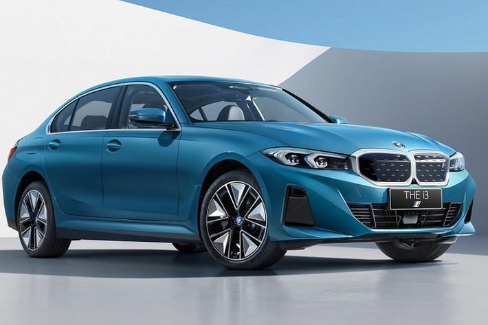 Vào hôm 31/3/2022, hãng BMW không chỉ giới thiệu X5 phiên bản trục cơ sở dài hoàn toàn mới mà còn vén màn cả mẫu ô tô điện i3 tại thị trường Trung Quốc. Về cơ bản, i3 chính là phiên bản thuần điện của mẫu sedan hạng sang BMW 3-Series. Tại thị trường Trung Quốc, BMW i3 2022 chạy điện chỉ có 1 phiên bản là eDrive 35L với giá khởi điểm từ 349.900 Nhân dân tệ (khoảng 1,22 tỷ đồng).