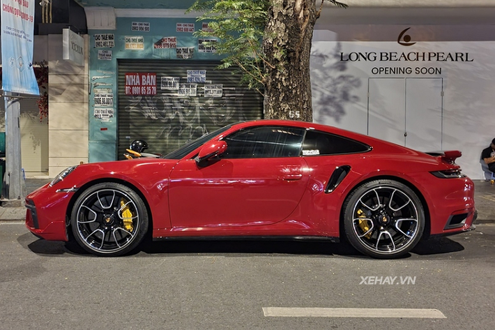 911 Turbo S mới chỉ mất 2,6 giây để tăng tốc từ 0 - 97 km/h, trước khi đạt vận tốc tối đa 330 km/h. Giá xe Porsche 911 Turbo phân phối chính hãng ở nước ta từ 15,43 tỷ đồng. Tuy nhiên, sau khi bổ sung nhiều tùy chọn, giá xe Porsche 911 Turbo thực tế có thể cao hơn rất nhiều.
