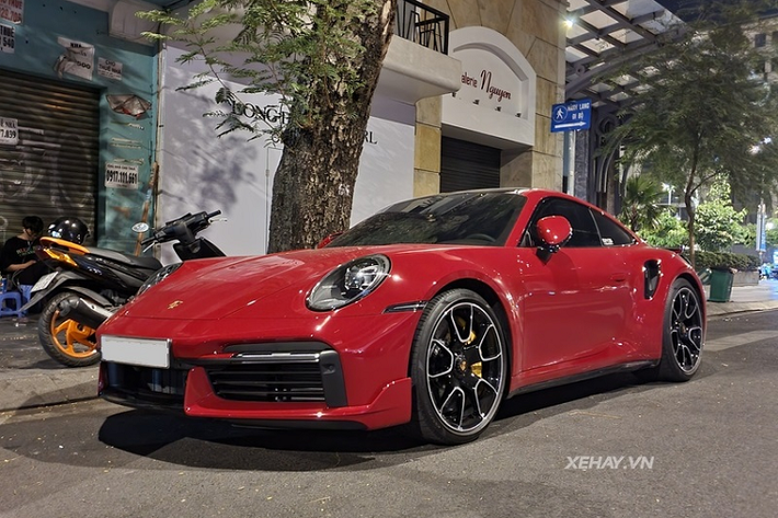Ngoài việc sở hữu màu sơn đỏ cực kỳ bắt mắt, chiếc Porsche 911 Turbo S thế hệ mới này còn nổi bật hơn nhờ gói nâng cấp Sport Design Package, bổ sung thêm nhiều chi tiết thể thao ở ngoại thất như cản trước góc cạnh và cánh gió cỡ lớn phía sau đặt cao.