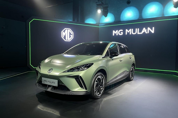 MG vừa tổ chức sự kiện giới thiệu mẫu ôtô điện hoàn toàn mới mang tên Mulan với thị trường Trung Quốc. Đến nay, những hình ảnh chụp chi tiết mẫu xe này đã được tung ra. Như thông tin đã đưa, MG Mulan 2022 chạy điện mang kiểu dáng hatchback và sẽ được bán tại nhiều thị trường trên thế giới, bao gồm cả châu Âu. Theo MG, Mulan trên thực tế sẽ là mẫu xe toàn cầu đúng nghĩa đầu tiên của hãng.