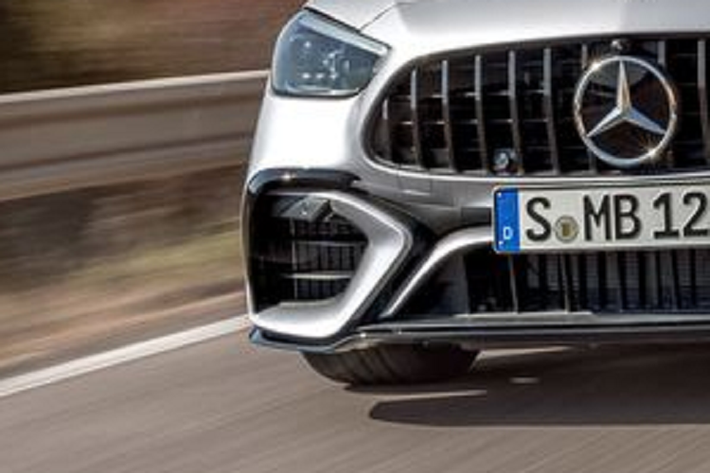 So với thế hệ tiền nhiệm, mẫu xe sedan Mercedes-AMG C63 S sở hữu các đường nét thể thao hơn, với hốc gió lớn, lưới tản nhiệt Panamericana được mạ chrome tối màu. So với bản tiêu chuẩn, C63 S dài hơn 83 mm, rộng hơn 50 mm và chiều dài cơ sở tăng 10 mm.