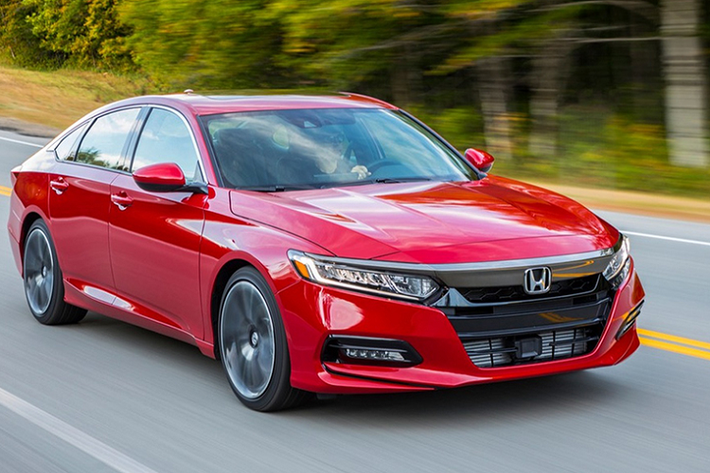 Tính từ đầu năm 2022 đến nay, Honda Accord chỉ đạt doanh số cộng dồn 183 chiếc tại Việt Nam, thua xa những đối thủ như VinFast LUX A2.0 (3.683 xe), Toyota Camry (3.221 xe), Kia K5 (1.301 xe) hay Mazda6 (787 xe). Bất lợi của Honda Accord tại Việt Nam chính là giá bán cao và quá ít phiên bản.