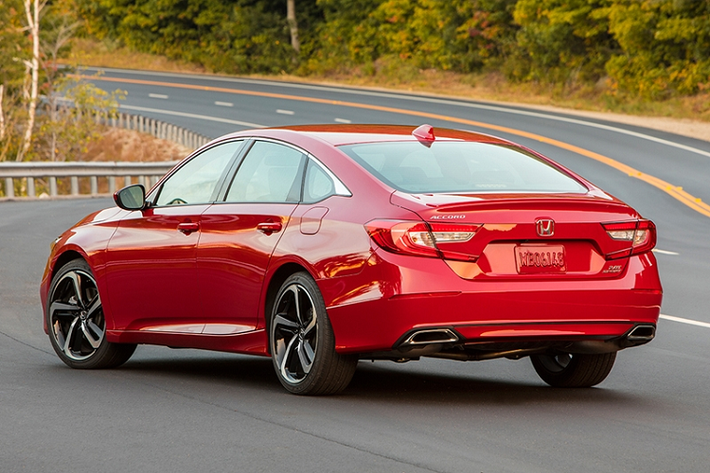 Accord tại Việt Nam chỉ có 1 phiên bản và giá bán thay đổi theo màu xe. Cụ thể, Honda Accord có giá 1,319 tỷ đồng cho bản màu đen/ghi/bạc và 1,329 tỷ đồng với bản màu trắng. Ngay cả việc được bổ sung gói công nghệ an toàn Honda Sensing vào hồi tháng 12 năm ngoái cũng không tăng thêm sức hấp dẫn cho Accord tại Việt Nam.