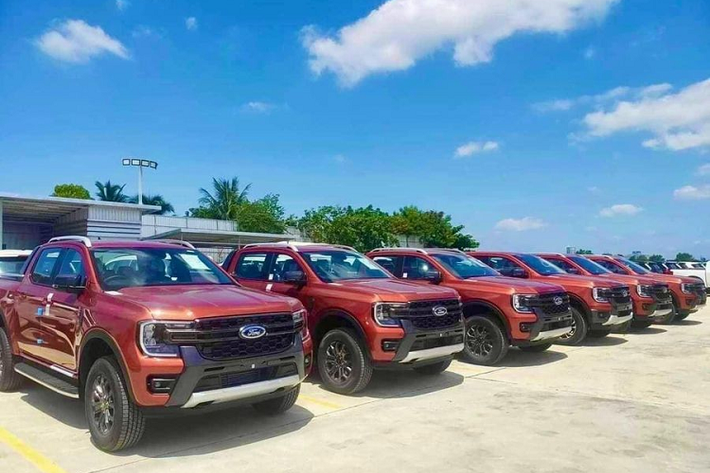 Theo đó, mẫu xe được mệnh danh là "ông vua bán tải” được lắp ráp tại Việt Nam và bán ra thị trường với 6 phiên bản tùy chọn. Mức giá xe Ford Ranger 2022 dự kiến khởi điểm từ 648 triệu đồng cho phiên bản XL và cao nhất lên đến 985 triệu đồng cho phiên bản Wildtrack