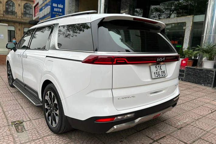 Signature 2.2D là phiên bản có đầy đủ những trang bị cao cấp nhất trong dòng sản phẩm mẫu MPV này, bao gồm hệ thống đèn full LED, vành 19 inch, 2 màn hình 12.3 inch, hệ thống âm thanh Bose 12 loa, đề nổ bằng nút bấm, phanh tay điện tử, điều hòa tự động, cửa sổ trời toàn cảnh, đèn nội thất, cửa trượt điện,... Nội thất có cấu hình 7 ghế ngồi với hàng ghế thứ hai thiết kế dạng thuyền trưởng.