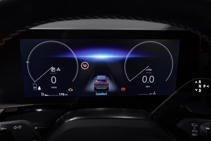 Bước vào bên trong Renault Austral 2022, người lái có lẽ sẽ ngạc nhiên với không gian nội thất công nghệ cao của mẫu SUV cỡ C này. Có được điều đó là nhờ sự kết hợp giữa màn hình 12,3 inch của bảng đồng hồ kỹ thuật số, màn hình thông tin giải trí dạng cảm ứng 12 inch và màn hình hiển thị thông tin kính lái 9,3 inch. Hệ thống thông tin giải trí của xe tích hợp Google và có thể kết hợp với dàn âm thanh Harman Kardon Hi-Fi tùy chọn.