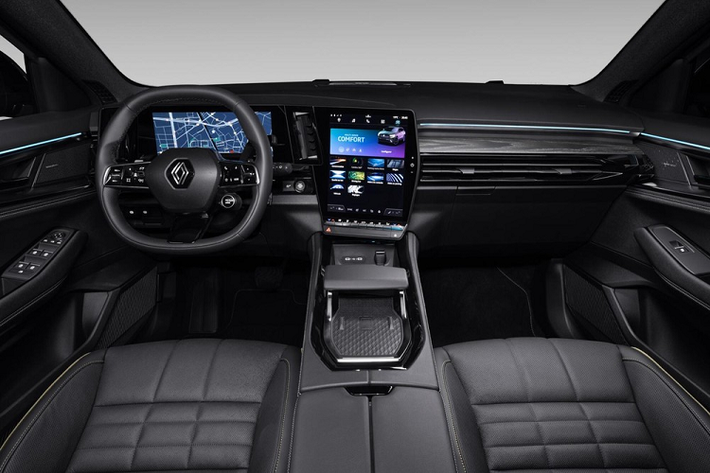 Ở sườn xe, Renault Austral 2022 có nẹp màu đen bóng ở thân xe và hốc bánh. Các cột của xe đều được sơn màu đen, tạo hiệu ứng nóc "lơ lửng". Bản tiêu chuẩn của xe dùng vành hợp kim 17 inch trong khi vành 20 inch là trang bị tùy chọn. Đằng sau Renault Austral 2022 xuất hiện cụm đèn hậu LED có tạo hình chữ "C" bên trong, tương tự dải đèn LED định vị ban ngày, và nối với dải đèn LED nằm trên cửa cốp. Cản sau cũng được ốp màu đen bóng giống sườn xe và tích hợp bộ khuếch tán gió.