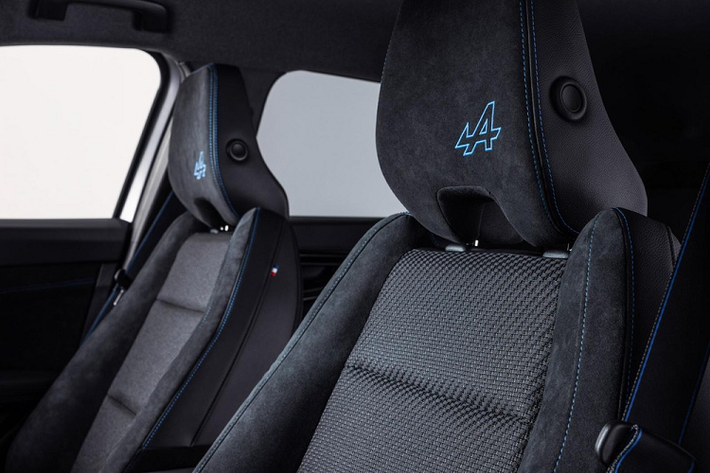 Ngoài ra, Renault Austral 2022 còn có thể tích khoang hành lý dao động từ 500 - 575 lít, tùy thuộc vào việc xe được trang bị hàng ghế sau cố định hay có thể trượt. Ở Renault Austral 2022 phiên bản hybrid, thể tích khoang hành lý giảm xuống còn 430 lít hoặc 555 lít.