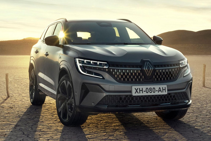 Nếu muốn sở hữu Renault Austral 2022 thể thao hơn, khách hàng nên chọn bản trang bị có tên Esprit Alpine. Bản này chẳng những sở hữu màu sơn ngoại thất xám nhám Satin Shale Gray, vành hợp kim 20 inch, baga nóc màu đen cũng như logo "Alpine" bên ngoài mà còn có nội thất bọc Alcantara với chỉ khâu màu xanh dương, vô lăng bọc da Nappa và bàn đạp bằng nhôm.